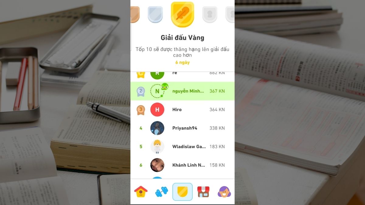 Xem ai đang là người dẫn đầu và đang tiến triển thì nhấn vào biểu tượng trên cùng của giao diện để mở menu tùy chọn xem bảng xếp hạng.