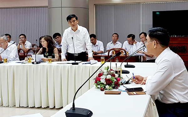 Giám đốc Sở Kế hoạch - đầu tư báo cáo tình hình triển khai các dự án trên địa bàn tỉnh