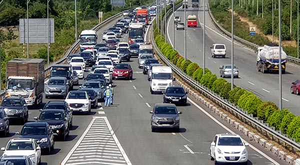 Để việc khai thác 2 sân bay (cả Tân Sơn Nhất lẫn Long Thành) hiệu quả, Bộ Giao thông - vận tải (GTVT) đang chỉ đạo các cơ quan chuyên môn của Bộ xây dựng phương án kết nối giữa 2 sân bay