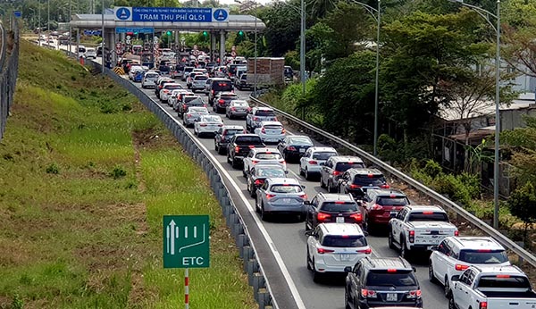 Để việc khai thác 2 sân bay (cả Tân Sơn Nhất lẫn Long Thành) hiệu quả, Bộ Giao thông - vận tải (GTVT) đang chỉ đạo các cơ quan chuyên môn của Bộ xây dựng phương án kết nối giữa 2 sân bay