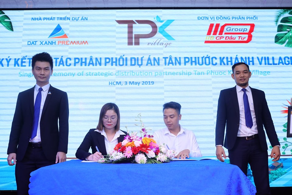 Đại diện Đất Xanh Premium ký kết hợp tác phân phối dự án Tân Phước Khánh Village