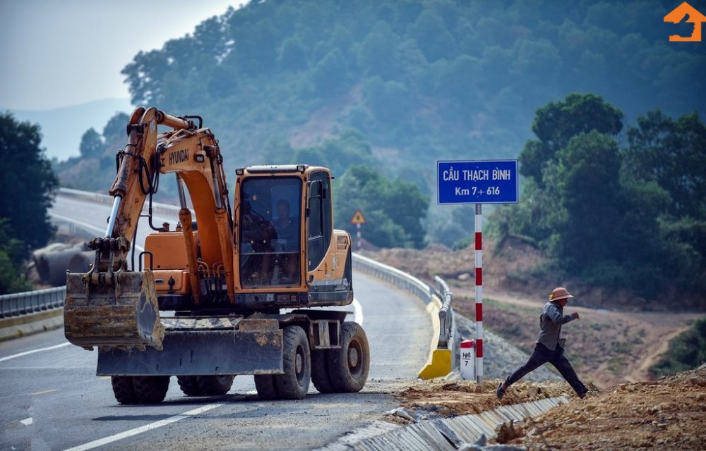 Các công nhân làm những công đoạn cuối cùng để chuẩn bị cho ngày thông xe cao tốc Hòa Lạc Hòa Bình