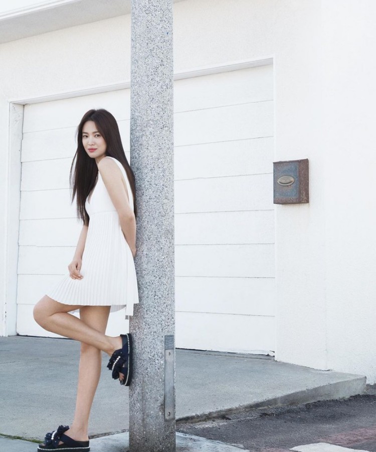 Song Hye Kyo lần hiếm hoi diện váy ngắn