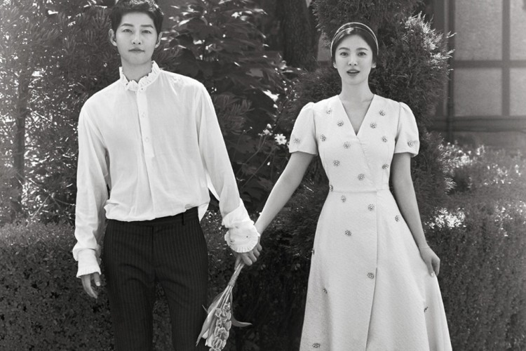 Sau khi tay trong tay xuất hiện trước công chúng, Song Hye Kyo chính thức thừa nhận đã chia tay chồng trẻ.