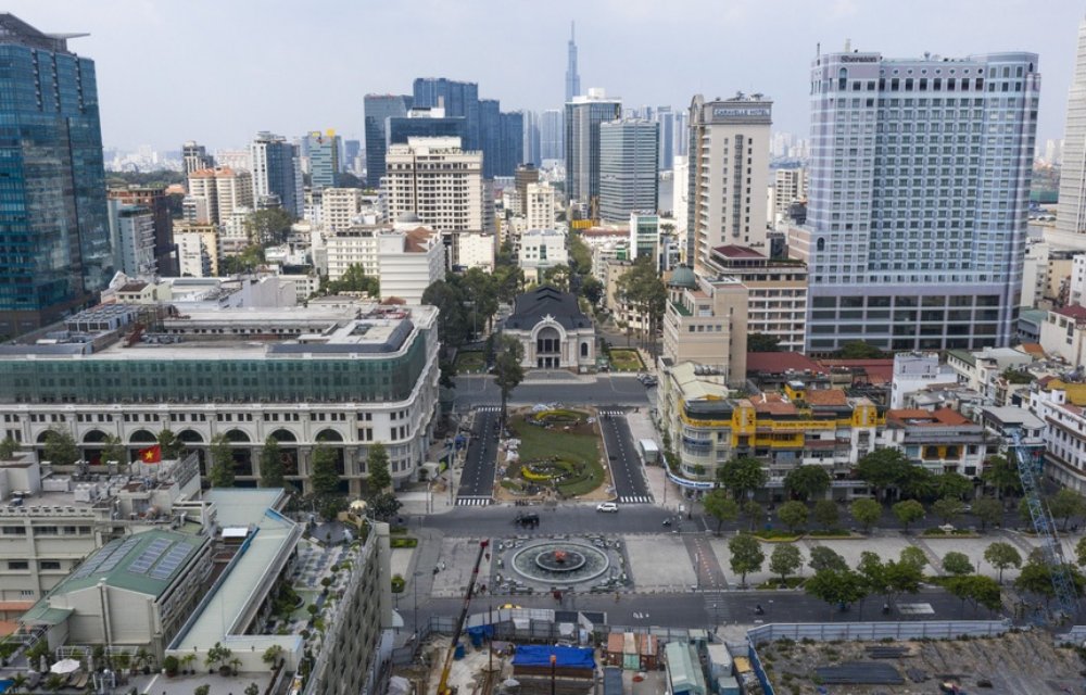 Ga Nhà hát Thành phố (đoạn từ đường Đồng Khởi đến Nguyễn Huệ) là ga ngầm thuộc gói thầu CP1b của tuyến metro số 1 (Bến Thành - Suối Tiên)