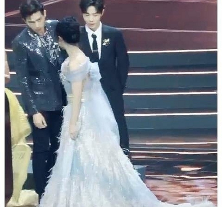 Trong Đêm hội Weibo 2019, dù rất muốn giúp Dương Tử vén váy nhưng Lý Hiên đã từ bỏ ý định.
