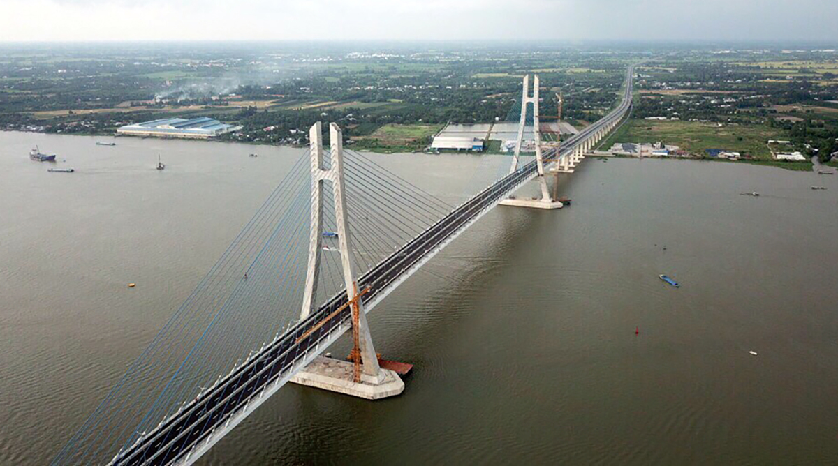 Cầu dài 2,97 km, được thiết kế dây văng, nhịp chính dài 450 m, tĩnh không thông thuyền 37,5 m