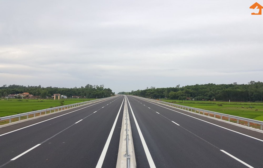 Dự án đường cao tốc Quảng Ngãi Bình Định thiết kế với quy mô 4 làn xe, vận tốc tối đa 100km/giờ