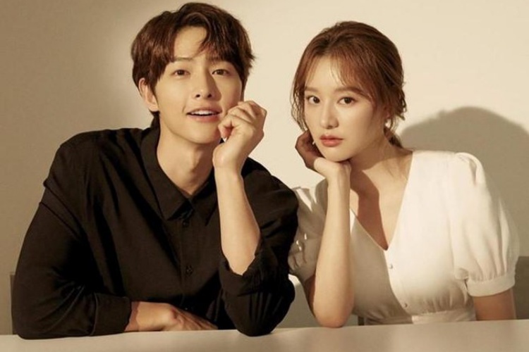 Cặp đôi Song Joong Ki và Kim Ji Won được khen ngợi đẹp đôi khi đứng bên nhau.