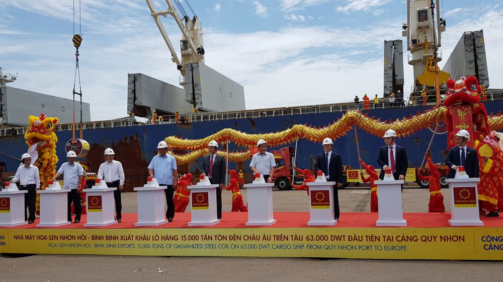 Nhà máy Hoa Sen Nhơn Hội trên tàu 63 000 DWT đầu tiên tại Cảng Quy Nhơn
