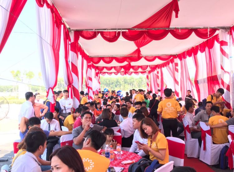 Khách hàng tham dự mua bán dự án Golden Future City