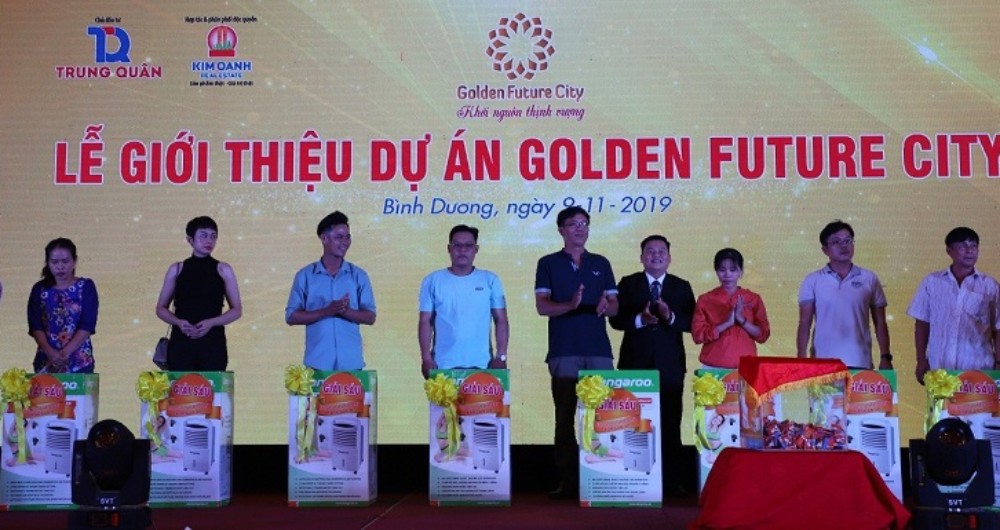 Khách hàng nhận giải thưởng tại buổi lễ giới thiệu dự án Golden Future City 