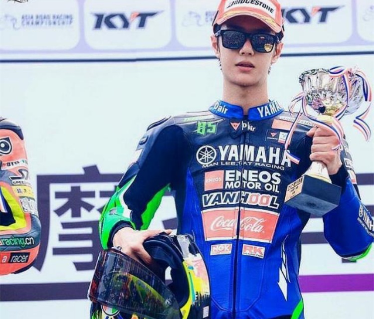 Ngoài hoạt động nghệ thuật, Vương Nhất Bác còn là một tay đua chuyên nghiệp.  Anh gia nhập đội Yamaha Vạn Lý Đạt, ký hợp đồng với MLT Yamaha, thích mặc áo đua số 85.