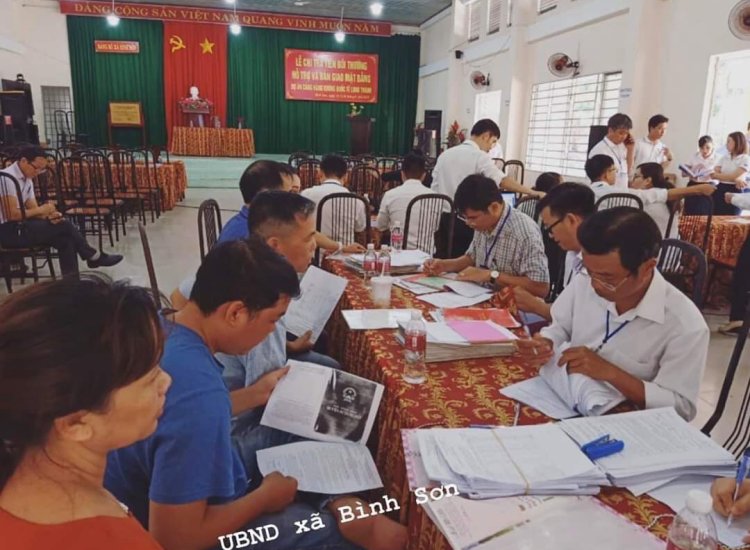 Hình ảnh người dân nhận tiền bồi thường tái định cư tại UBND xã Bình Sơn