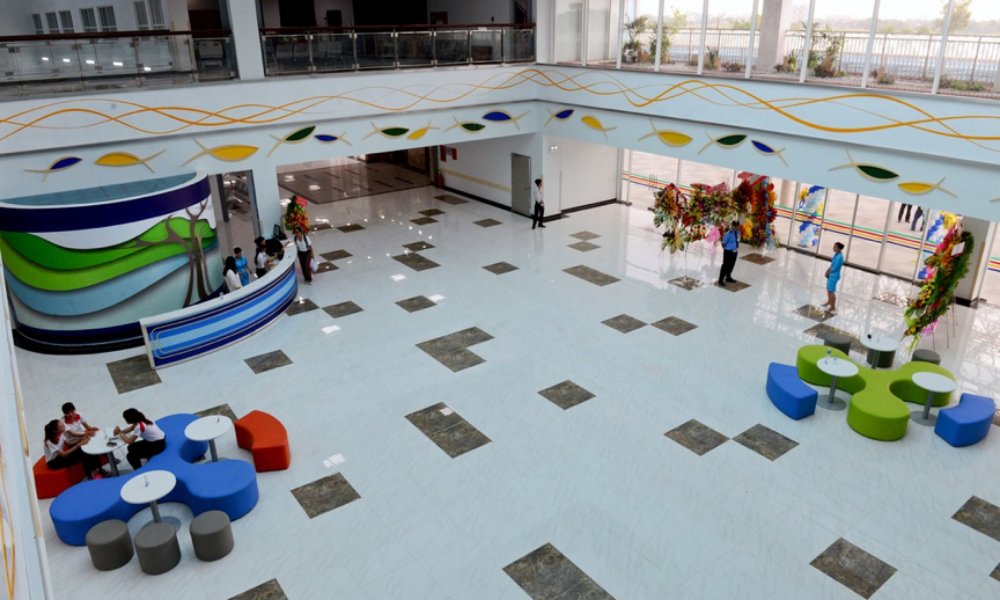 Đặc điểm của công trình này là khuôn viên khá rộng rãi, thoáng mát.