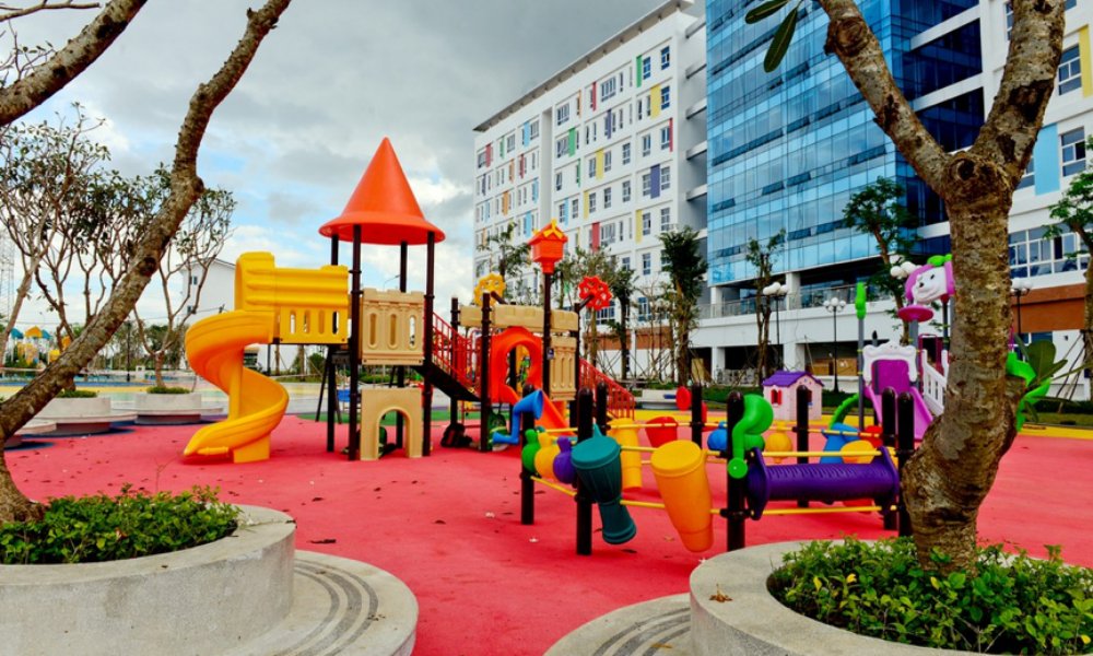 Phía sau bệnh viện có khu vui chơi dành cho các em nhỏ.