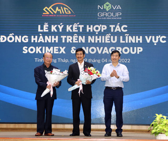 Chủ tịch UBND tỉnh Phạm Thiện Nghĩa tặng hoa chúc mừng ông Bùi Thành Nhơn - Chủ tịch NovaGroup và ông Sok Kong – Chủ tịch Sokimex.