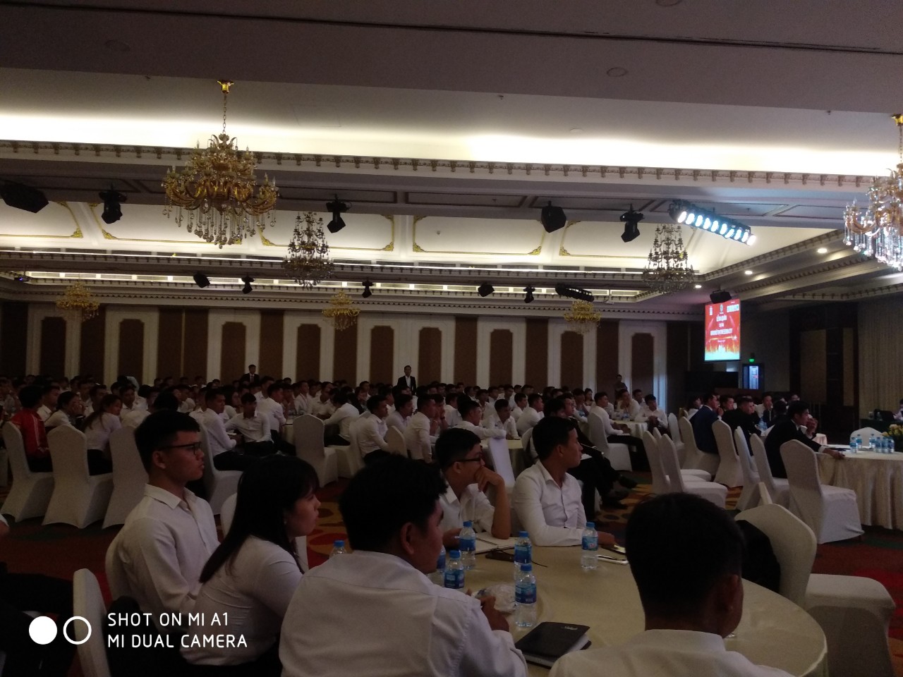 Nhân viên Sale của 5 công ty lắng nghe bài thuyết minh dự án The Eden City