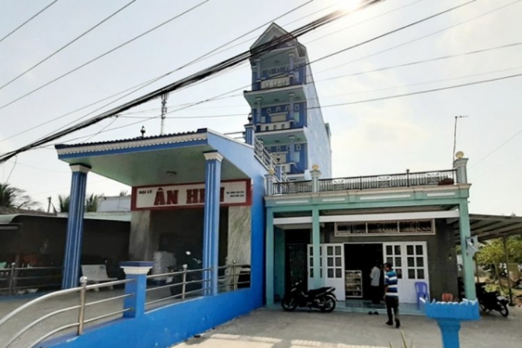 Nhà ông Đỗ Hữu Ân xây dựng khiến nhà ông Danh (phải)