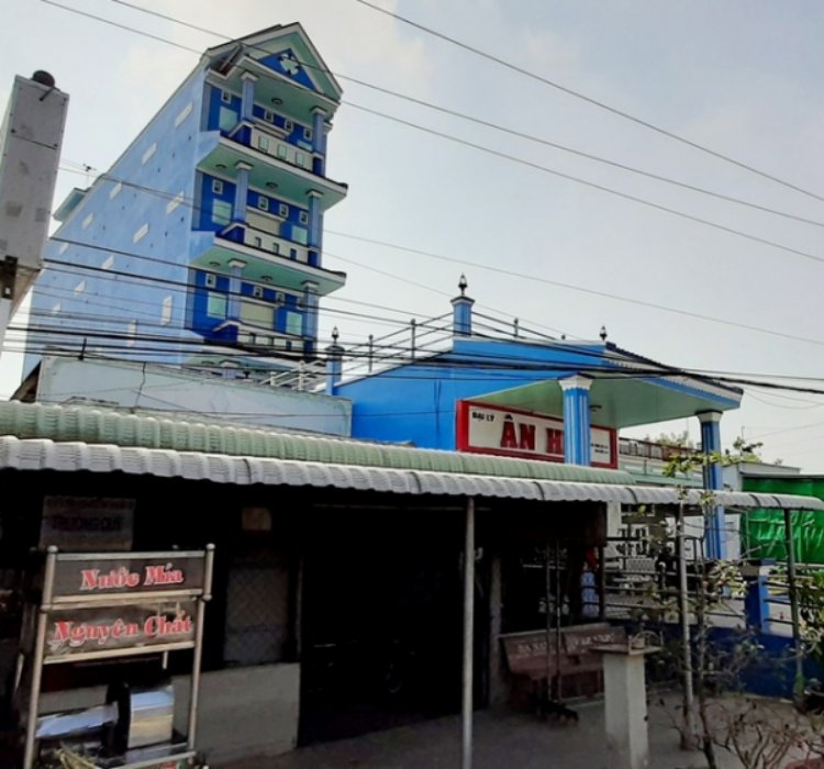 và nhà ông Thế (trái) bị hư hỏng nặng