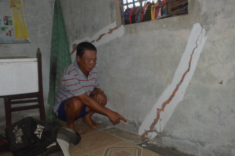 Nhà ông Thế xuất hiện những vết nứt được cho là bị ảnh hưởng khi ông Ân xây dựng nhà 5 tầng