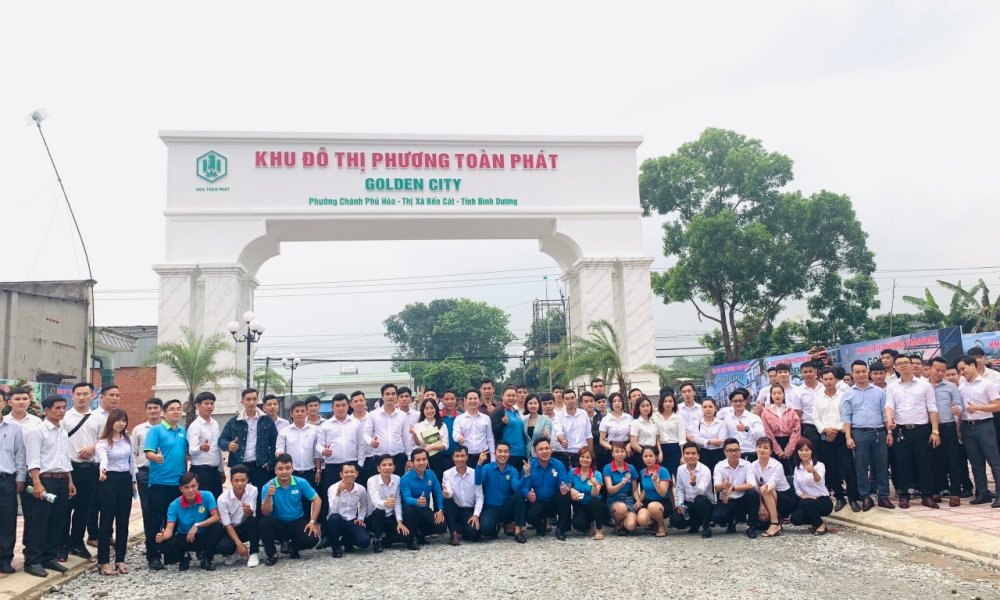 Tập thể nhân viên sale tại cổng khu đô thị Phương Toàn Phát Golden City