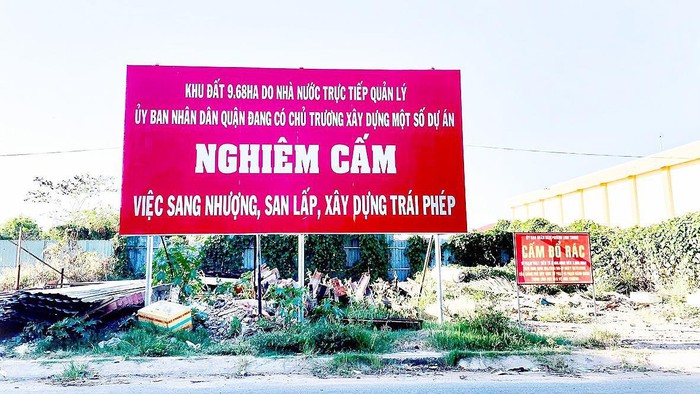 Pano của UBND phường Linh Trung (quận Thủ Đức) cảnh báo tình trạng phân lô bán nền trái phép. Ảnh: Nguyễn Sinh