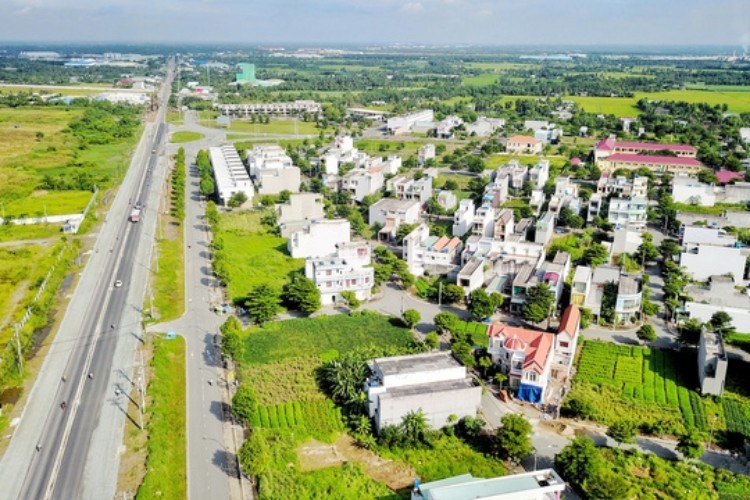 Nhờ tuyến đường Tỉnh Lộ 830, thời gian qua nhiều nhà đầu tư đã triển khai phát triển các dự án khu dân cư, đất nền rộng lớn.
