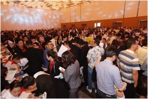 Khách hàng tham quan dự án Charm City