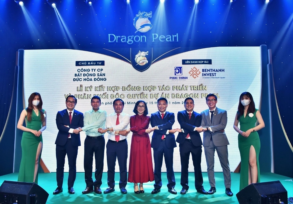 Công ty cổ phần bất động sản Đức Hòa Đông vừa ký kết hợp tác phát triển, phân phối độc quyền dự án Dragon Pearl với Công ty cổ phần tư vấn đầu tư Bến Thành (Bến Thành Invest) và Công ty cổ phần đầu tư bất động sản Phúc Thịnh.