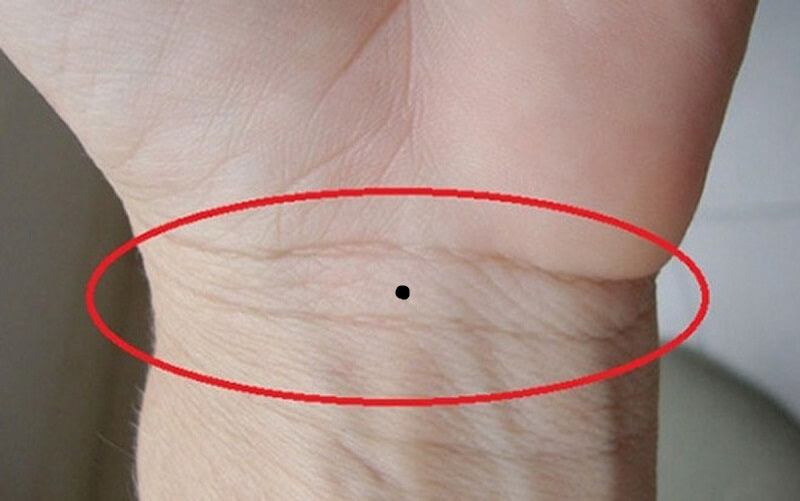 Nốt ruồi ở cổ tay có ý nghĩa gì đối với phong thủy