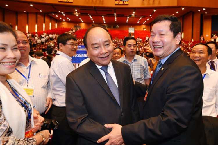 Chủ tịch FPT Trương Gia Bình và Thủ tướng Nguyễn Xuân Phúc tại Hội nghị Thủ tướng với doanh nghiệp diễn ra sáng 17/5 ở Hà Nội. Khoảng 2.000 đại biểu, đại diện doanh nghiệp tham dự.