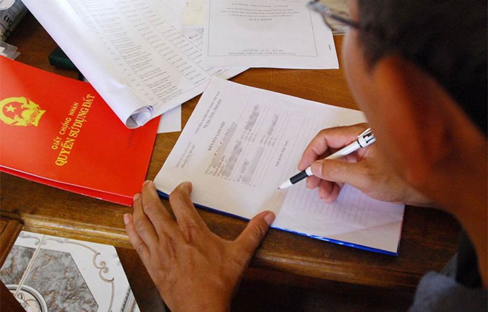 4 cách đơn giản nhận biết ngay giấy tờ nhà đất giả