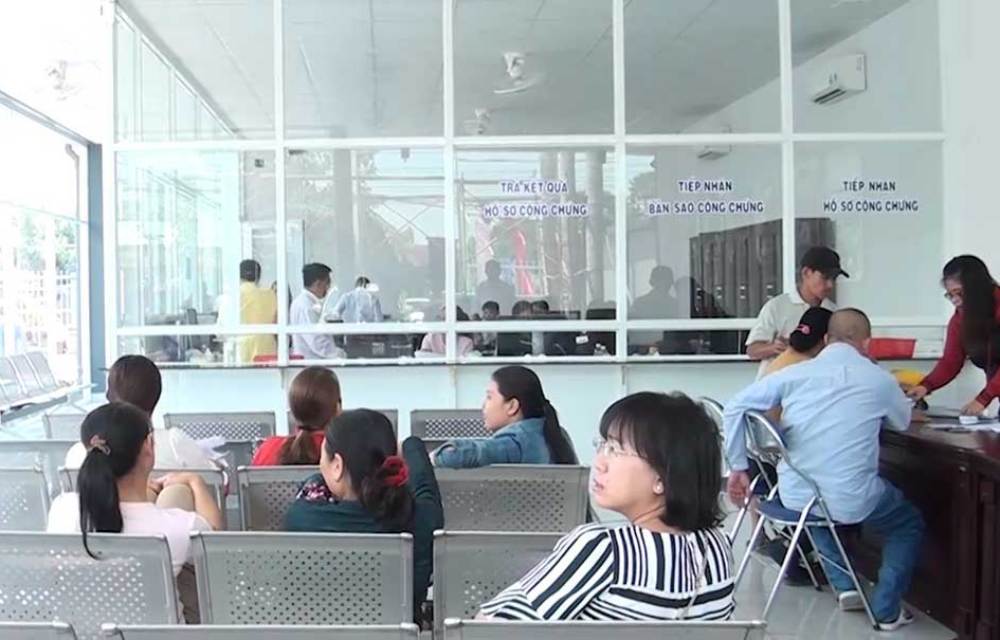 Các văn phòng công chứng lớn hiện nay đều có trang bị máy soi hiện đại giúp bạn phân biệt giấy tờ nhà đất giả 