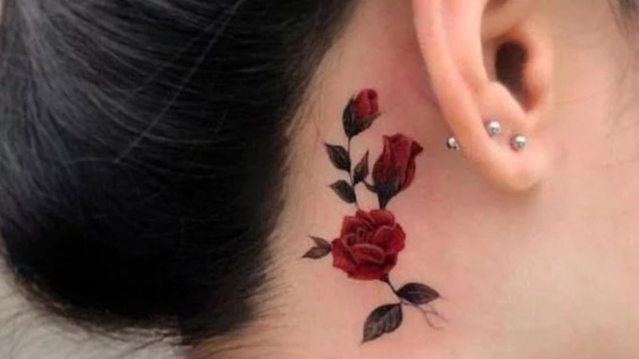 Hình xăm hoa hồng đỏ ở cổ sau tai