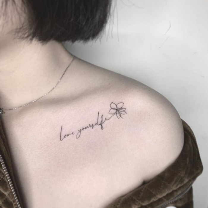 Hình xăm mini chữ ‘Love yourself’ với ý nghĩa Hãy luôn yêu thương bản thân