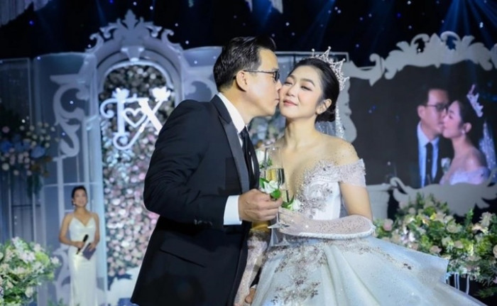 Ảnh cưới của "Vua cá Koi" và nữ ca sĩ Hà Thanh Xuân
