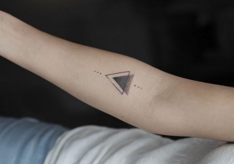Ý NGHĨA VÔ CÙNG ĐẶC BIỆT CỦA HÌNH XĂM TAM GIÁC  TATTOO GÀ