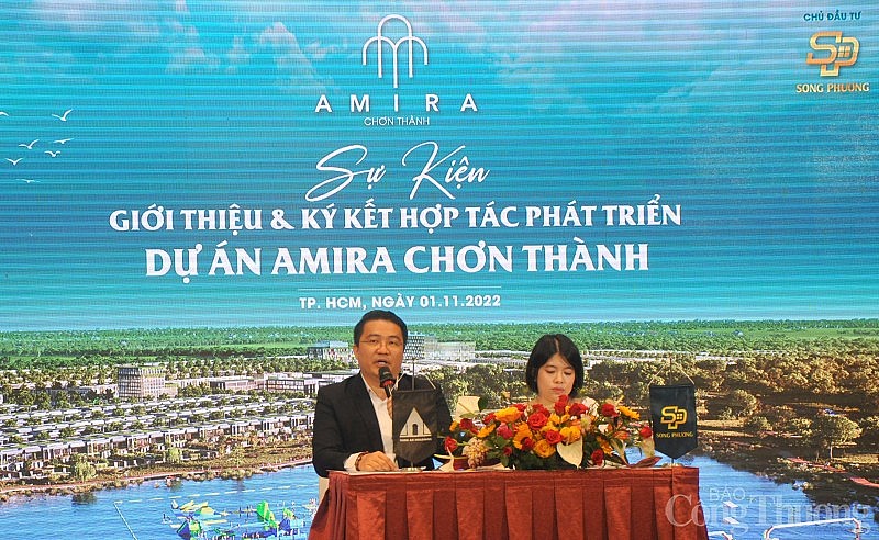 Đại diện chủ đầu tư và đại diện đơn vị phát triển dự án thông tin về dự án Amira Chơn Thành tại lễ ký kết hợp tác