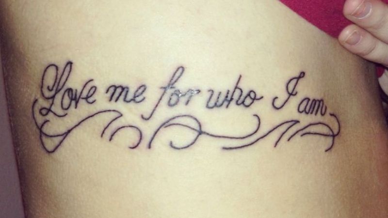 Hình xăm ‘Love me for who I am’ mang thông điệp Yêu tôi vì tôi là chính mình, thể hiện niềm tin vào bản thân