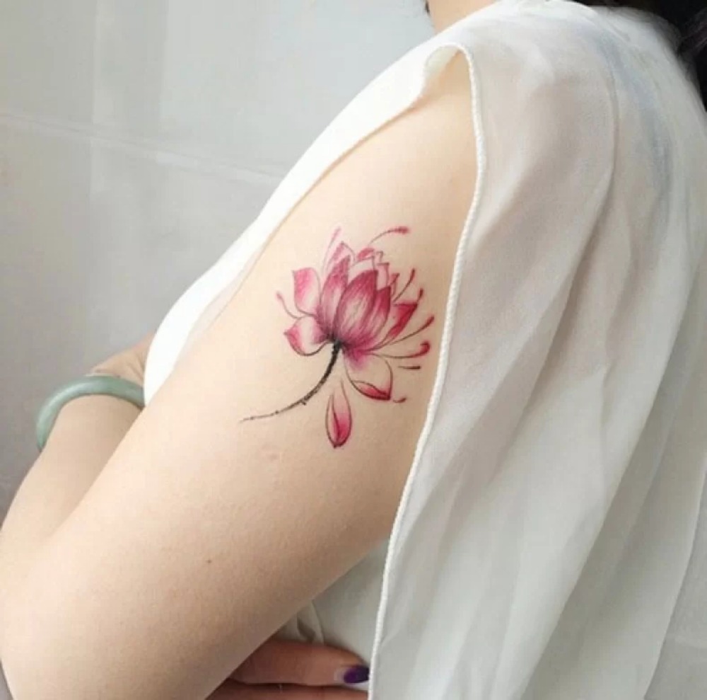Hình xăm hoa sen mini ở bắp tay cho nữ là biểu hiện của sự nữ tính