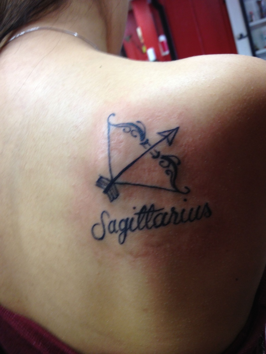 Hình xăm chữ sagittarius ở lưng hấp dẫn