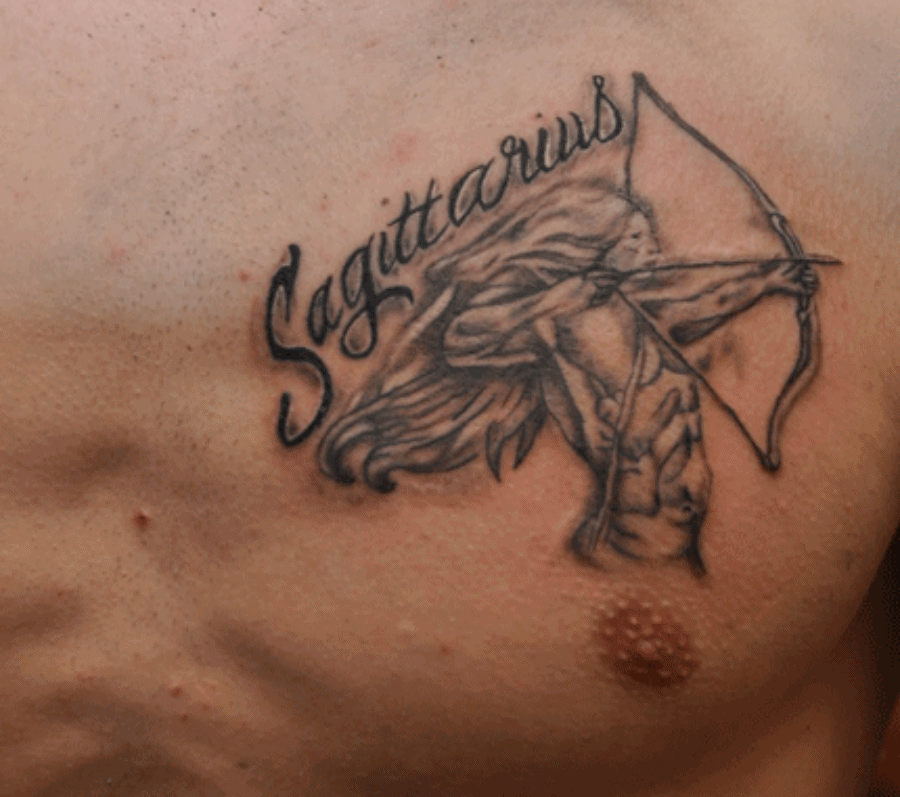 Hình xăm chữ sagittarius ở ngực