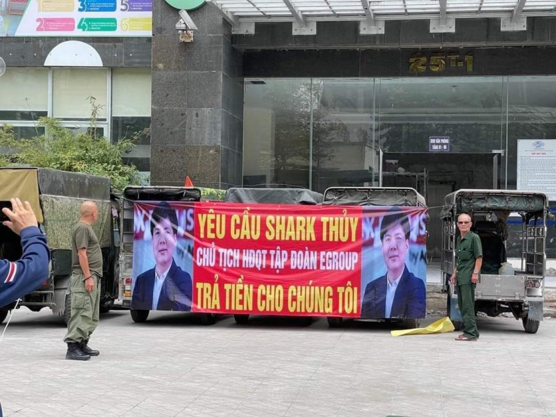 Nhà đầu tư căng băng rôn "Yêu cầu Shark Thuỷ trả tiền cho chúng tôi"