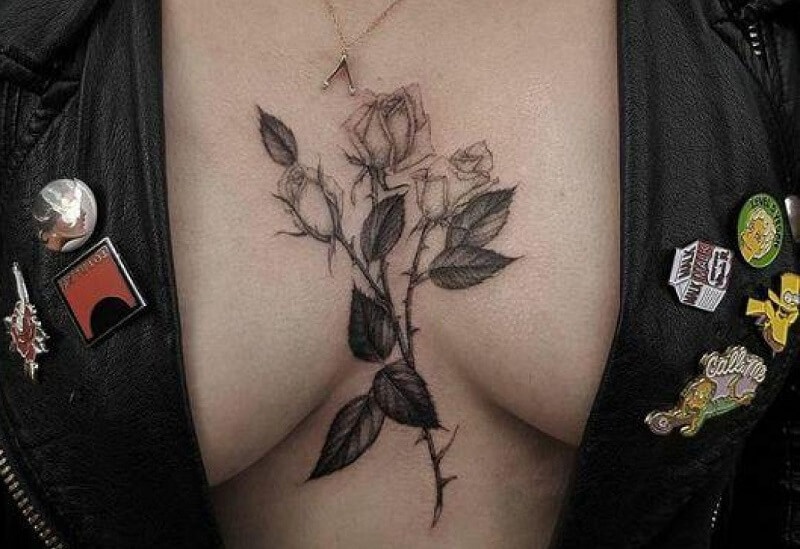 Mẫu hình xăm hoa hồng ở giữa ngực