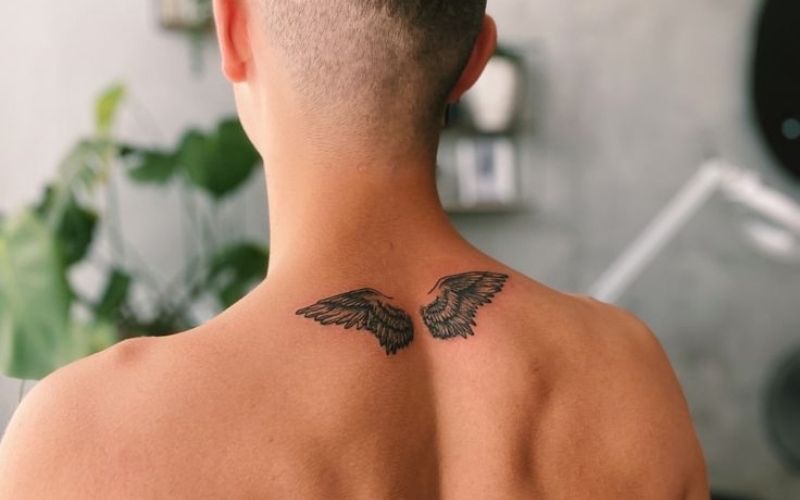 Tattoo đôi cánh ở lưng thể hiện mong muốn bay lên để thoát khỏi cuộc sống bộn bề