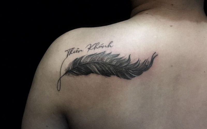 Tattoo tên riêng cùng lông vũ, thể hiện sự quyết tâm vươn đến thành công