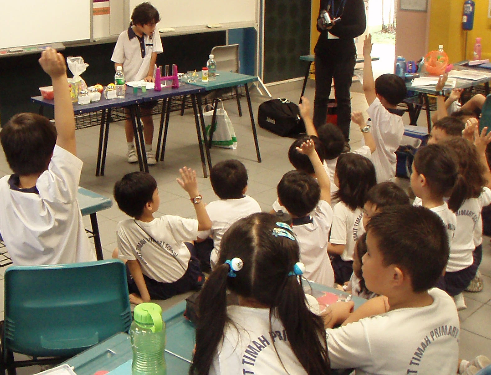 Ainan Celeste Cawley giảng bài tại trường Tiểu học Bukit Timah.