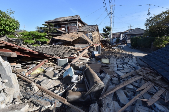 Hình ảnh thực tế 2 trận động đất lớn làm rung chuyển Nhật Bản liên tiếp trong chưa đầy 2 ngày (15 và 16/4/2016), khiến tổng cộng 41 người thiệt mạng và 2.000 người bị thương
