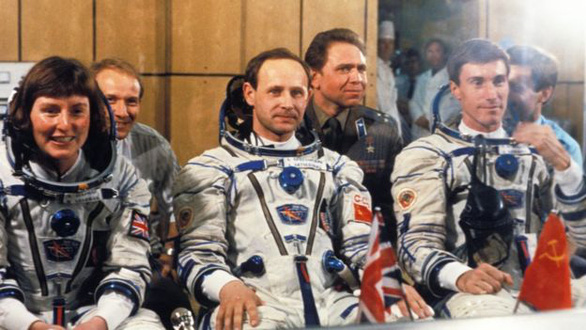 In 1991, Dr. Helen Sharman and two Soviet cosmonauts (former) Anatoly Artsebarsky and Sergei Krikalev took a commemorative photo while on a mission to fly into space. 